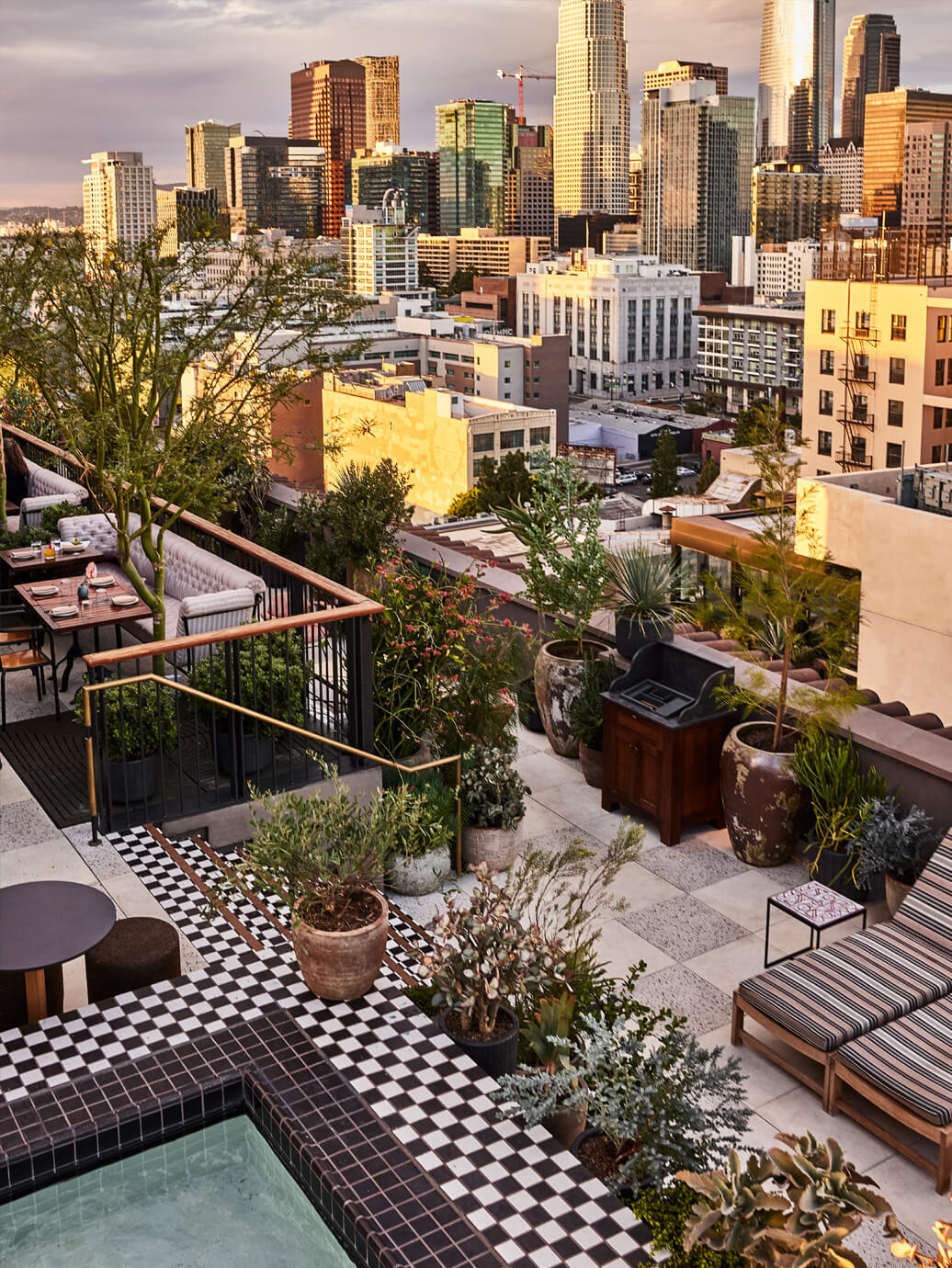 Downtown Proper - Rooftop Courtyard
